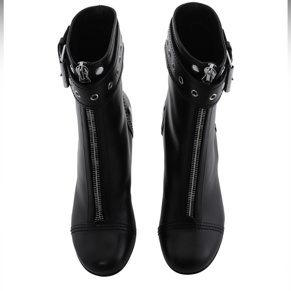 ALEXANDER MCQUEEN
Black leather ankle boots
Women’s size 9 US - Picture 2 of 14
